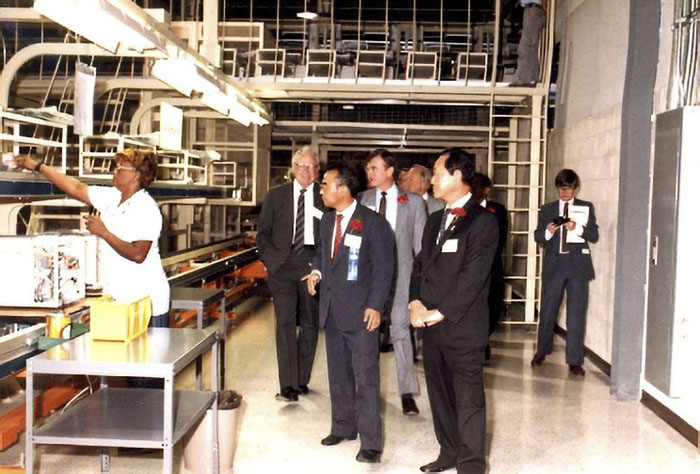 1986년 금성사 대표이사 재직 시절, 마이크로웨이브 오븐 공장 준공식에 참석한 구자학 회장. (사진=아워홈)