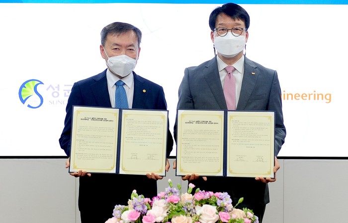 (오른쪽부터) SK에코엔지니어링 윤혁노 대표이사와 신동렬 성균관대학교 총장이 협약서를 들고 기념촬영을 하고 있다. (사진=SK에코엔지니어링)