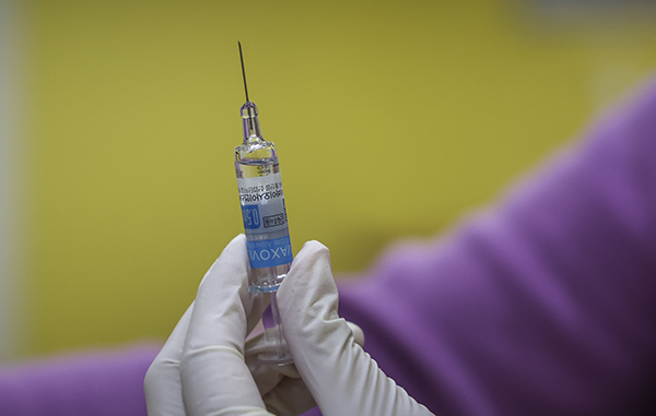 코로나19 백신 3차 접종을 마친 이들 중 면역저하자를 대상으로 4차 접종이 시작된 지난 2월 14일 오후 서울의 한 병원에서 의료진이 백신 접종 준비를 하고 있다.