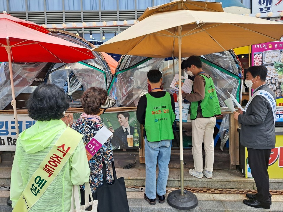충남 보령시가 제21회 식품안전의 날을 맞아 식품위생 및 안전관리의 중요성을 알리기 위해 거리로 나섰다.(사진=보령시청)