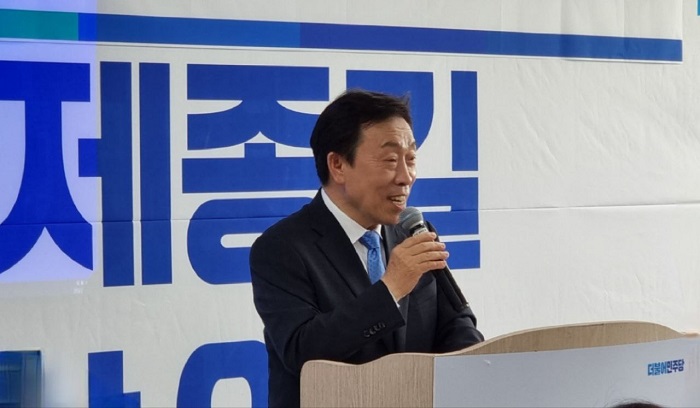 선거사무소 개소식에서 인사하고 있는 제종길 안산시장 후보 (사진=김현무 기자)