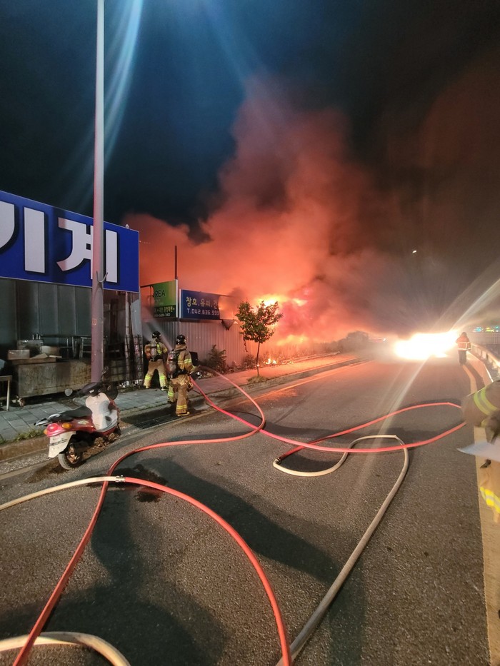 13일 오후 8시 6분쯤 대전시 동구 원동의 한 식품기계 납품 공장에서 불이 나 붉은 화염이 솟아 오르고 있다.(사진=대전 동부소방서)