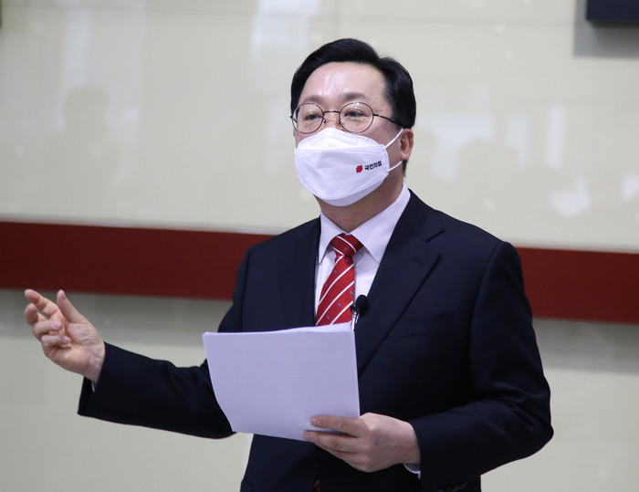 25일 대전시의회 로비에서 이장우 전 국회의원이 대전시장 출마 선언을 하고 있다.(사진=뉴스프리존)
