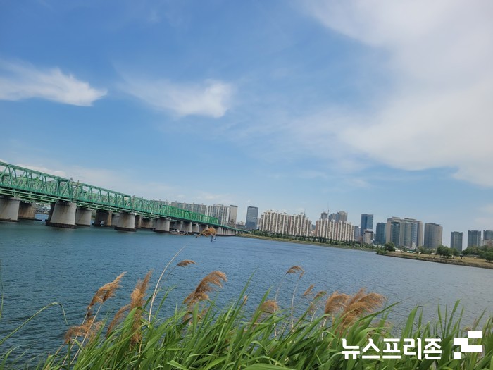 서울 한강변의 모습