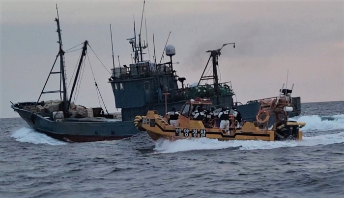 목포해경 해상특수기동대가 우리측 해역에서 무허가 불법조업 중국어선에 검문검색을 위해 접근하고 있다.