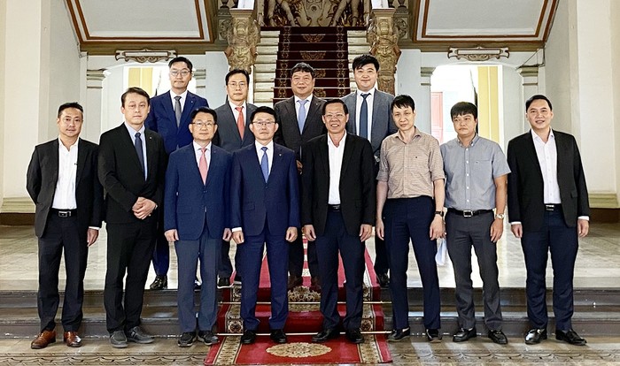 롯데건설 하석주 대표이사(첫 번째줄 왼쪽에서 네 번째)와 판 반 마이(Phan Van Mai) 인민위원장(첫번째줄 오른쪽에서 네번째)이 프로젝트 협력 기념 사진을 촬영했다. (사진=롯데건설)