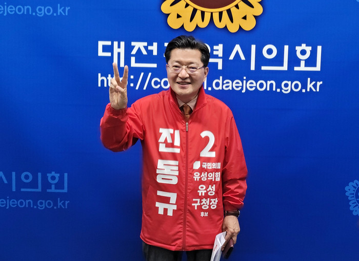 16일 대전시의회 기자실에서 김인식 대전시의원이 ‘국민의힘 입당 성명서’를 발표하고 이장우 대전시장 후보와 기호2번(승리의 브이자)을 그리며 기념촬영을 하고 있다.