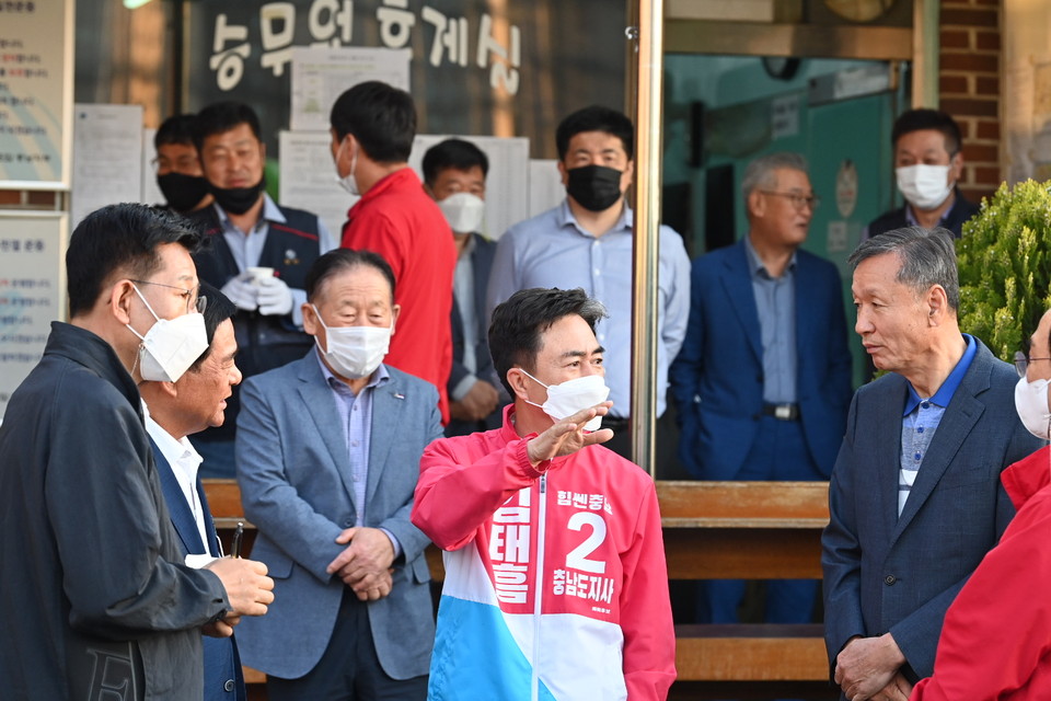 김태흠 국민의힘 충남도지사 후보가 16일 천안 시내버스 관계자들과 함께 하루를 시작했다.(사진=김태흠 선거캠프)