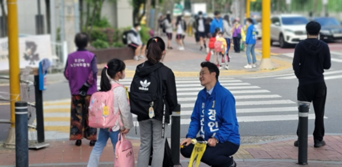 8년째 등굣길 교통안전 봉사활동을 하고 있는 장인수 더불어민주당 오산시장 후보 (사진=장인수 후보 선거사무소)
