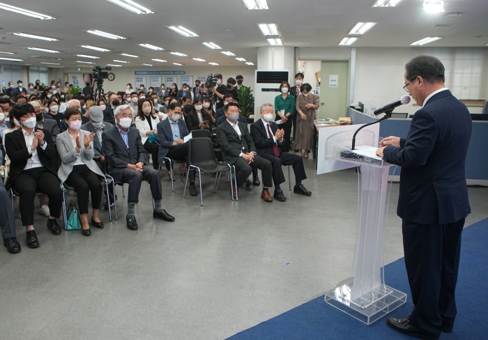 김석준 후보가 17일 오후 선대위 출범식에서 인사말을 하고 있다.