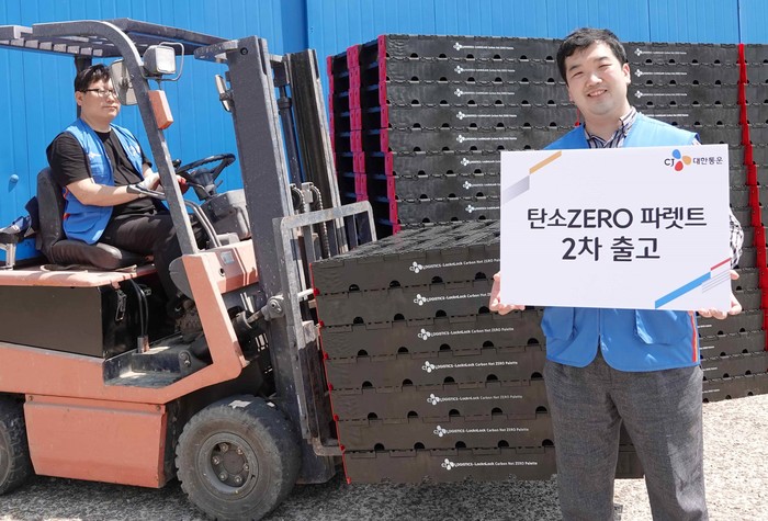 CJ대한통운은 폐플라스틱을 활용한 ‘탄소ZERO 파렛트’ 400개를 2차 출고했다. (사진=CJ대한통운)
