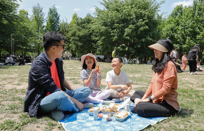 DL이앤씨 직원이 가족과 함께 서울숲에서 '아트피크닉'을 즐기고 있다. (사진=DL이앤씨)