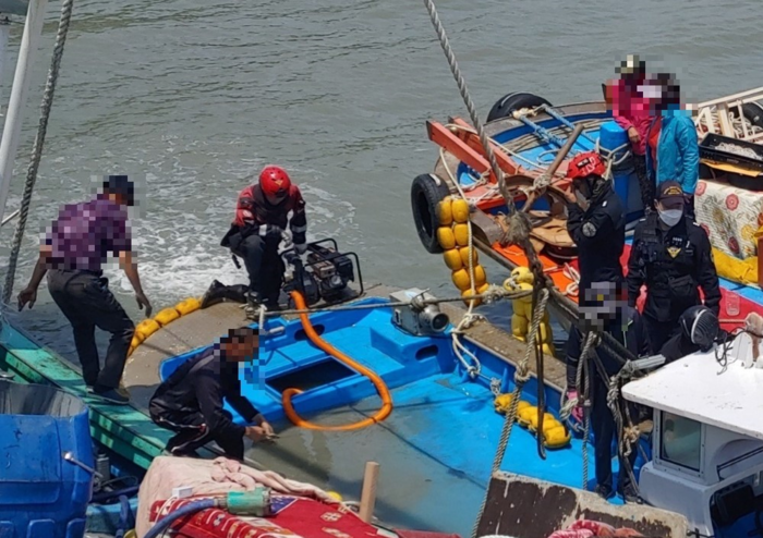 목포해경이 신안군 압해읍 송공항내에서 침수 선박에 대해 배수작업을 펼치고 잇다.