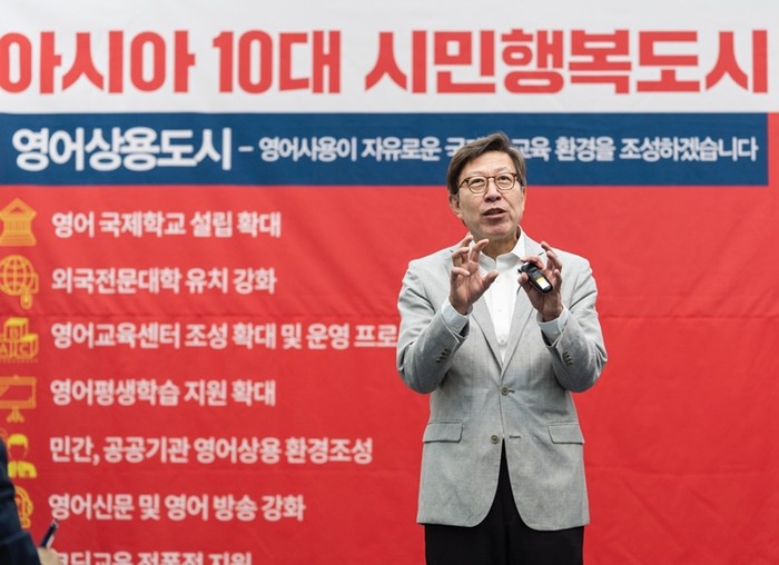 박형준 국민의힘 부산시장 후보가 18일 오전 10시 시의회 브리핑룸에서 제3차 정책발표회를 하고 있다.