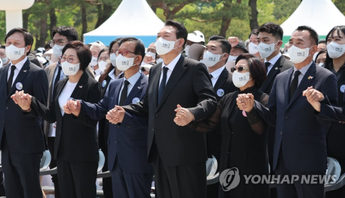 '님을 위한 행진곡' 제창하는 윤석열 대통령(사진=연합뉴스)