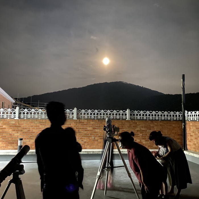 지역민들이 대구 수성구청소년수련원 천체관측부스에 설치된 망원경으로 별을 관측하고 있다./ⓒ수성구청
