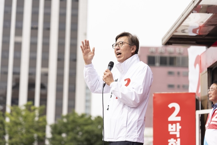 박형준 국민의힘 부산시장 후보가 19일 오후 부산역에서 열린 출정식에서 연설을 하고 있다.