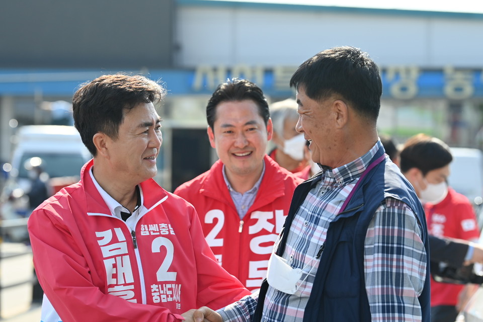 김태흠 후보는 서천특화시장을 방문해 상인, 지역주민과 소통했다.(사진=김태흠 선거캠프)