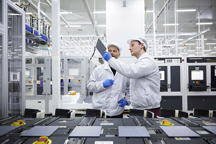 한화솔루션 직원들이 태양광 셀 품질검사를 진행하고 있다. (사진=한화솔루션)