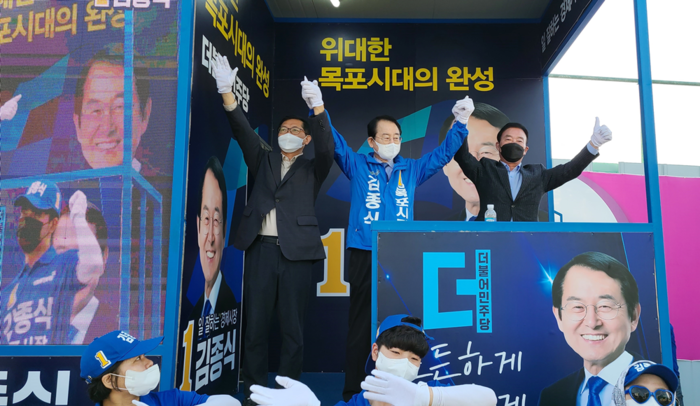 김종식 더불어민주당 목포시장 후보가 원팀을 구성해 유권자들에게 아침 인사를 통해 세몰이에 나섰다.