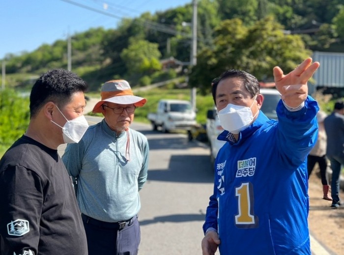 김재무 광양시장 후보가 광양읍 사곡 점동마을 찾아 주민들과 대화하고 있다.