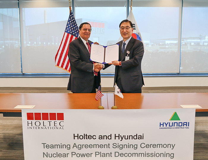 지난해 11월, 홀텍사 크리스 싱 CEO(왼쪽)와 현대건설 윤영준 대표이사 사장이 사업 협력 계약(Teaming Agreement) 서명을 하고 있는 모습. (사진=현대건설)