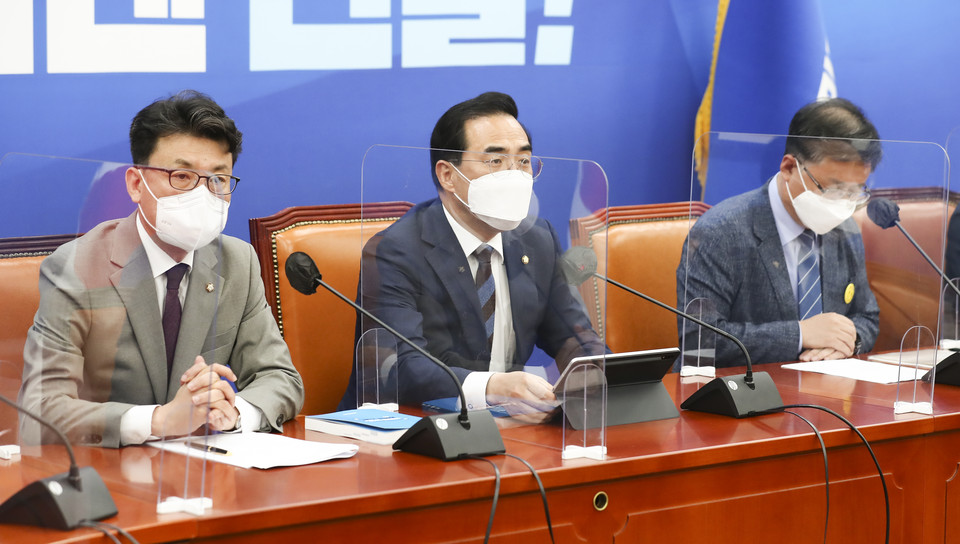박홍근 더불어민주당 원내대표(가운데)가 24일 국회에서 열린 원내대책회의에서 발언하고 있다. (사진=국회사진기자단)