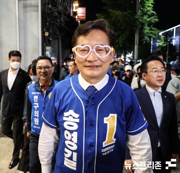 송영길 더불어민주당 서울시장 후보가 사랑의 하트  모양의 이색적인 안경을 쓰고 2030세대를 찾아 선거운동을 펼치고 있다.(사진=송영길 후보 선거캠프)