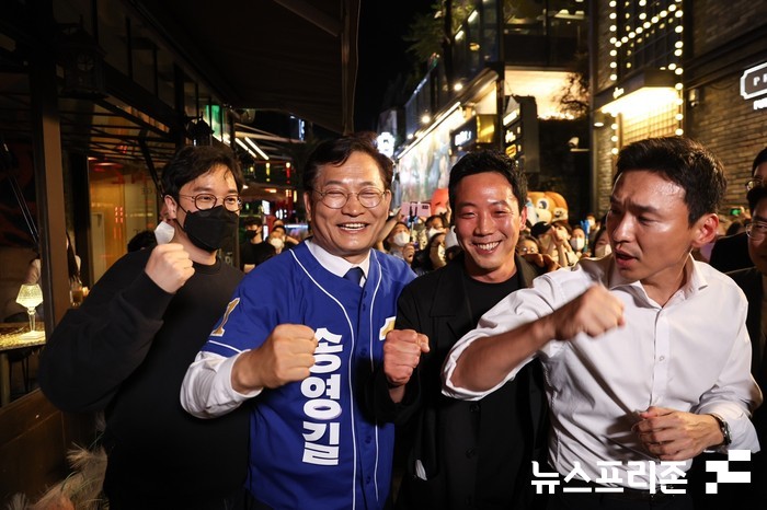송영길 더불어민주당 서울시장 후보가 젊은 유권자와 팔꿈치 인사를 나누고 있다.(사진=송영길 후보 선거캠프)