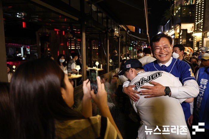 송영길 더불어민주당 서울시장 후보가 야구유니폼을 입은 젊은 유권자와 포옹을 하고 있다.(사진=송영길 후보 선거캠프)