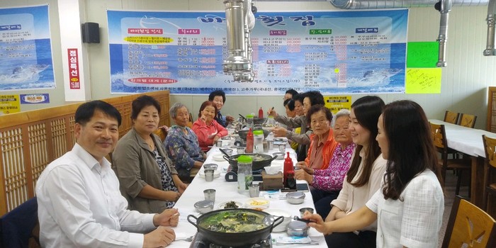 이종성씨가 24일 지역내 독거노인 10명을 자신의 횟집으로 초청, 음식을 대접하고 있다.(사진=서산시청)