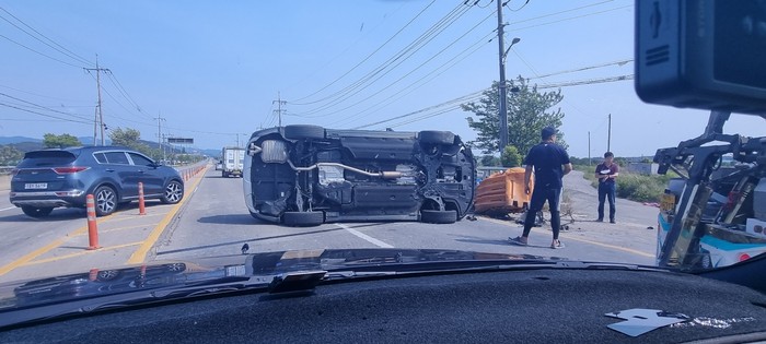 25일 오후 2시 51분쯤 충남 서산시 수석동 청지천 부근 도로에서 주행 중이던 승합차량이 다리 난간을 들이받고 전도되는 사고가 발생했다.