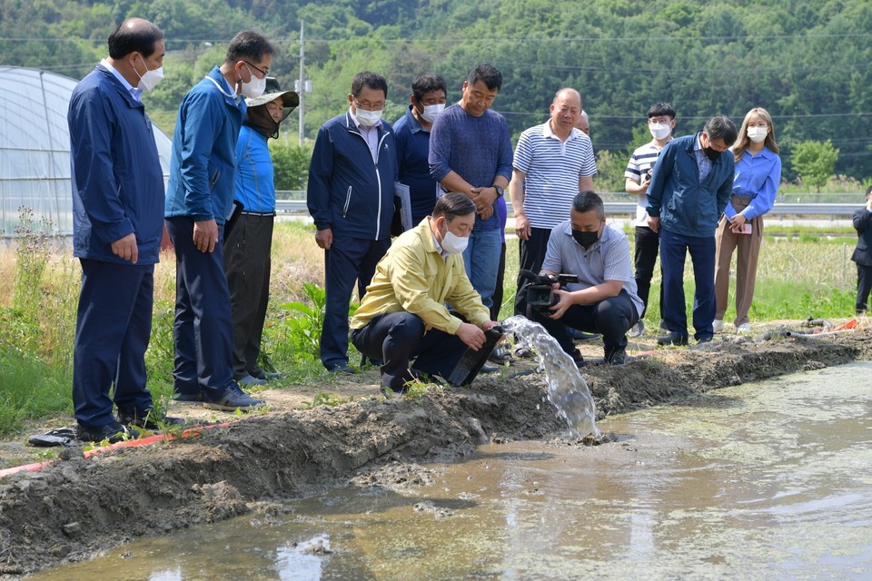 황선봉 충남 예산군수는 25일 가뭄우려지역에 대한 농업용수공급 현장 점검을 실시했다.(사진=예산군청)