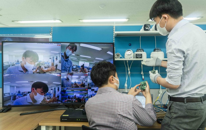 암호칩을 제조하는 케이씨에스 연구개발 직원이 SKT의 QRNG 칩으로 '양자암호 원칩' 연구를 수행하는 모습 (사진=SKT)