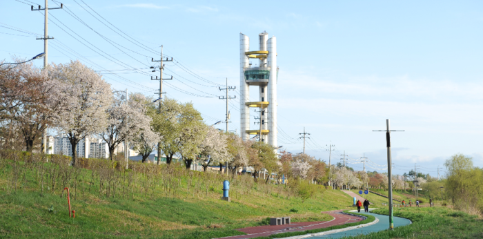 오산시는 자연생태학습체험관인 오산 에코리움 전망타워를 새롭게 리모델링 해 오는 30일 재개장식을 갖는다.(사진=오산시)