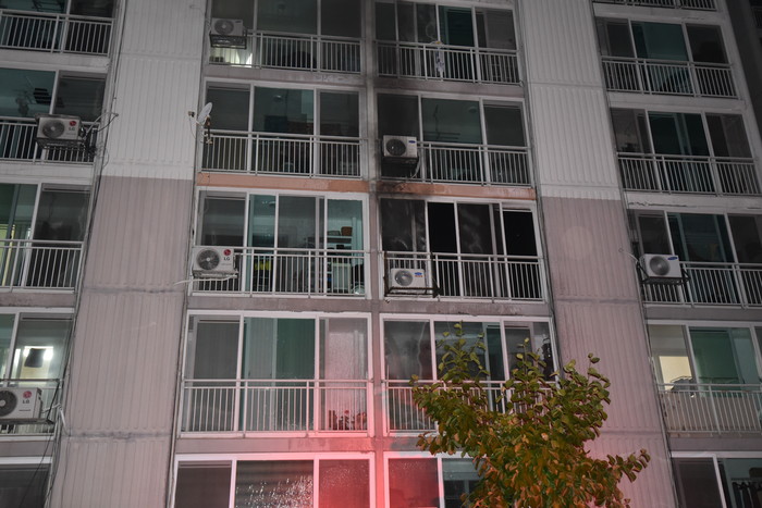 27일 오전 1시 38분쯤 대전시 중구 문화동의 한 15층짜리 아파트 3층에서 불이 나 20분만에 꺼졌다.(사진=대전 서부소방서)