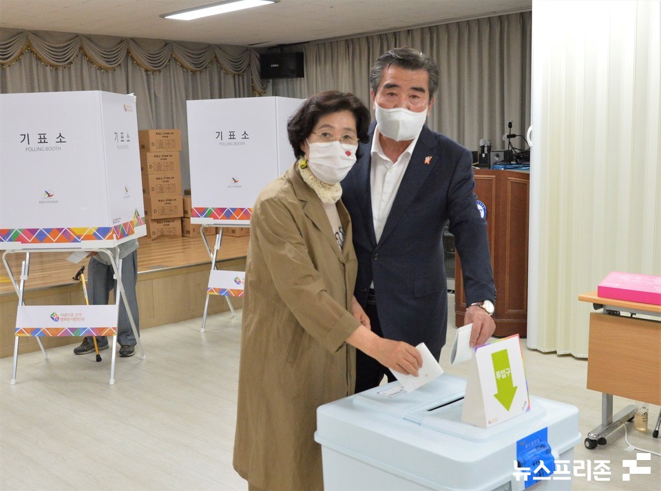 투표지를 투표함에 넣는 김동일 보령시장 후보와 이복실 여사.(사진=박성민기자)