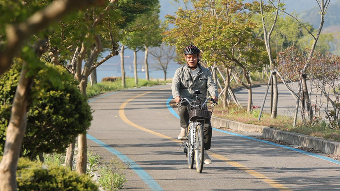 배우 김영철이 자전거로 섬진강 자전거길을 달리고 있다.