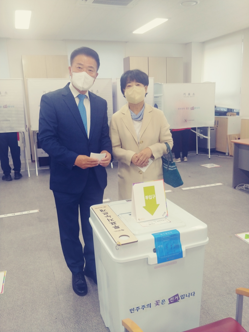 김학민 예산군수 후보는 27일 오전 6시 예산문화원에서 배우자와 함께 사전투표를 했다.