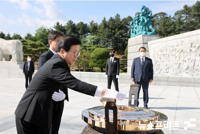 박병석 국회의장이 27일 대전현충원을 찾아 참배했다. 박 의장이 분향을 하고 있는 모습.(사진=국회사무처)