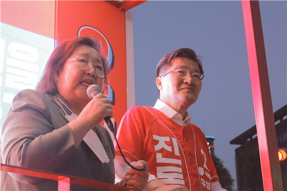 28일 김을동 전 의원이 진동규 유성구청장 후보의 지지를 호소하고 있다.(사진=진동규 캠프)