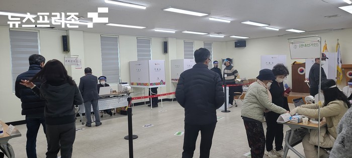 경북 고령군에서 군민들이 투표를 진행하고 있다