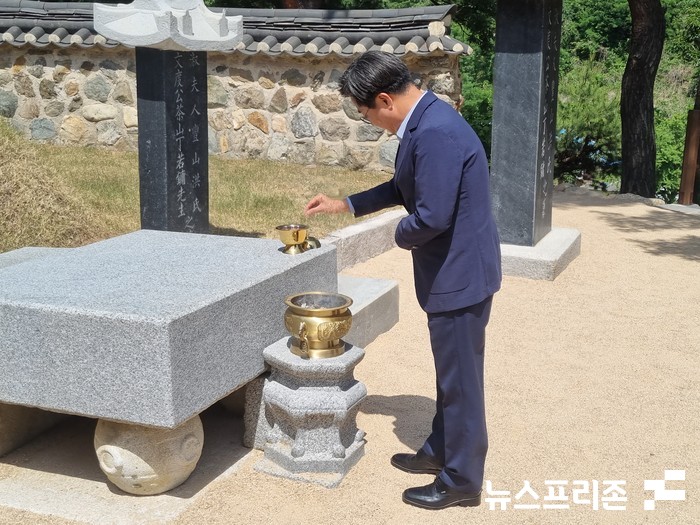 김동연 경기도지사 당선인이 다산 정약용 생가를 찾아 묘소에 분향하고 있다.(사진=최문봉 기자)