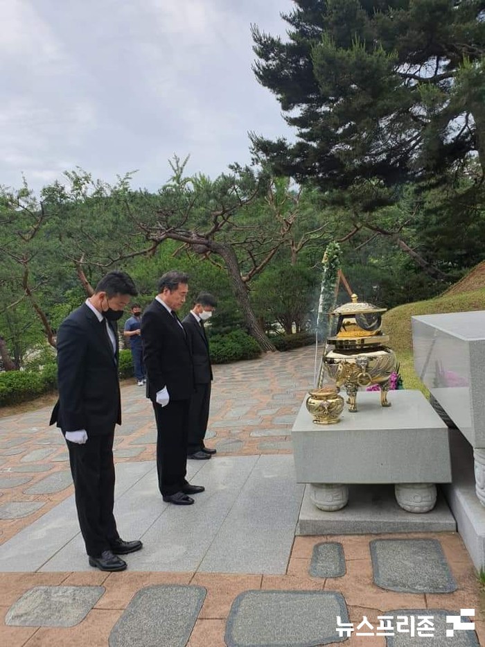 이낙연  더불어민주당 전 대표가 지난 5일 국립현충원 에 안장된 고 김대중 전 대통령 묘소를 찾아 참배하고 있다.(사진=이낙연 전 대표 페이스북)