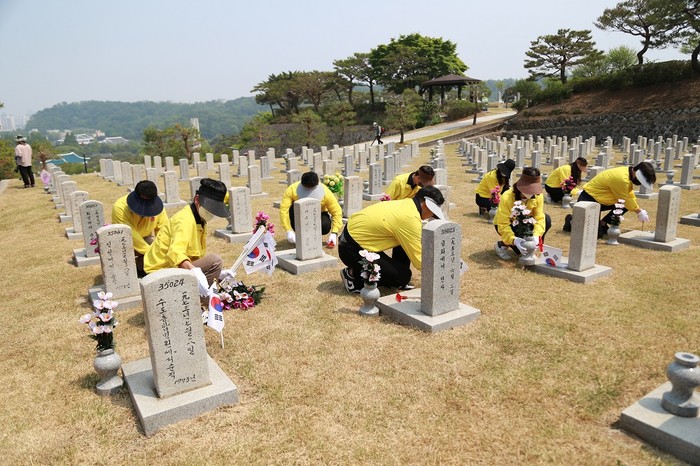 지난 5월 아성다이소 임직원들이 국립서울현충원에서 묘역정화활동을 진행했다. (사진=아성다이소)