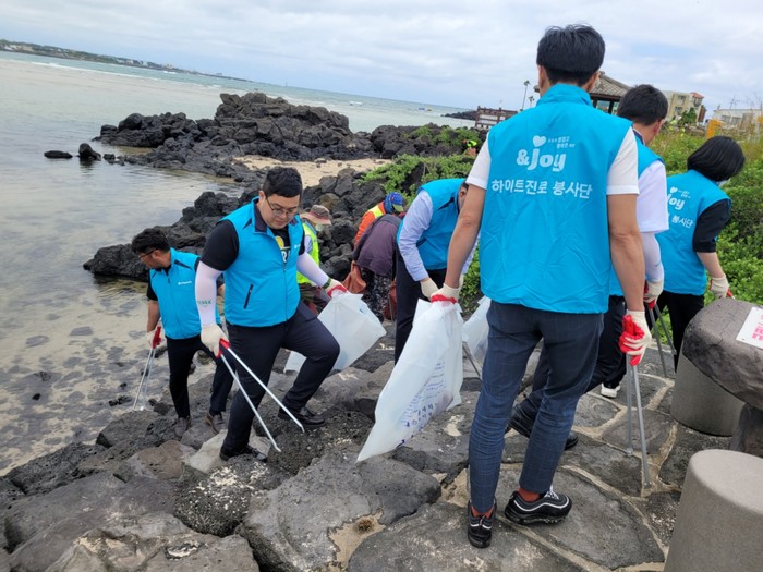 지난 8일 표선해수욕장에서 하이트진로 제주지점 임직원들과 서귀포시 바다환경지킴이가 쓰레기를 수거했다. (사진=하이트진로)