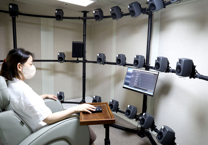 27채널 스피커가 갖춰진 Ei청능개발센터 3차원 디지털 방음실에서 ‘청능재활훈련 프로그램’을 품질테스트를 진행하고 있다. (사진=한림대학교의료원)