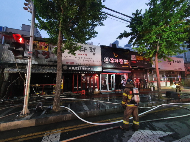13일 오전 3시 57분쯤 충남 천안시 두정동 한 술집에서 불이 나 신고를 받고 출동한 소방관들이 진화작업을 벌이고 있다.(사진=천안 서북소방서)