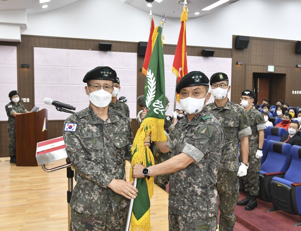 박정환 육군참모총장(왼쪽)이 14일 육군군수사령부에서 엄용진 신임 군수사령관에게 부대기를 이양하고 있다.(사진=육군군수령부)