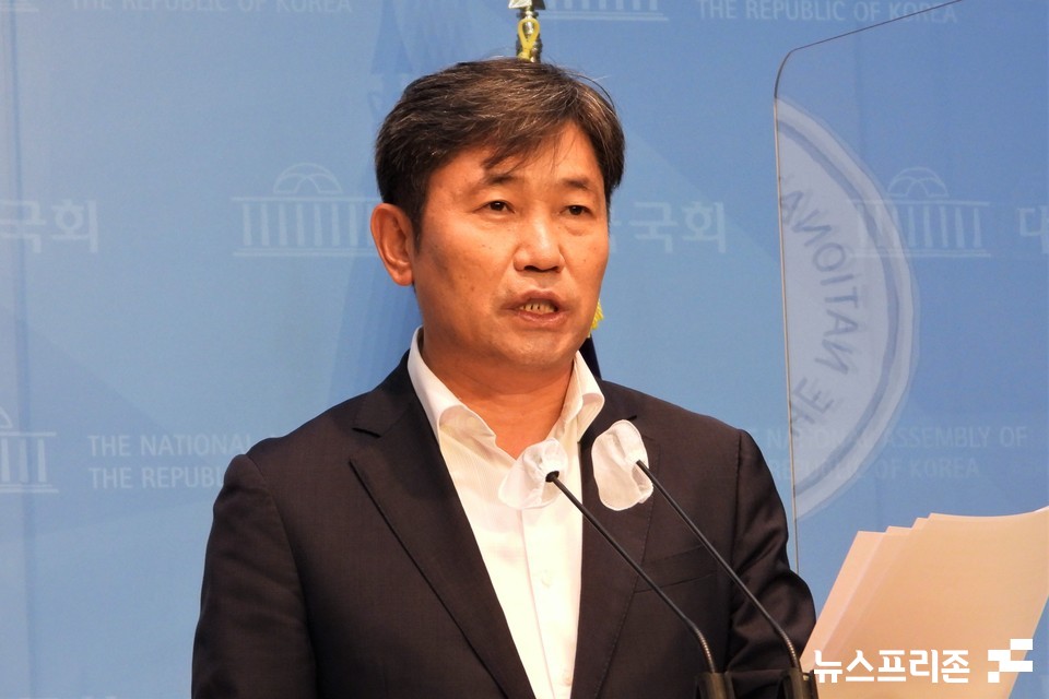 조오섭 더불어민주당 대변인이 15일 오후 서울 여의도 국회 소통관에서 브리핑을 하고 있다. (사진=김정현 기자)